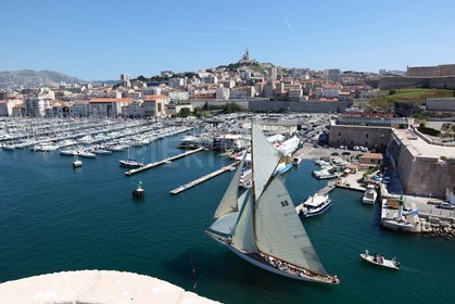 Moonbeam of Fife entre dans le port de Marseille sous voiles.