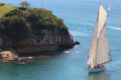 Moonbeam of Fife entre dans le vieux port de Marseille sous voiles