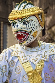 Un homme en costume traditionnel dans le temple de Bayon - A man in traditional dress in the temple of Bayon