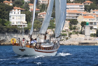 Serena à l'entrée du port de Cassis