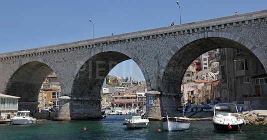 Le vallon des Auffes et la Bonne Mère