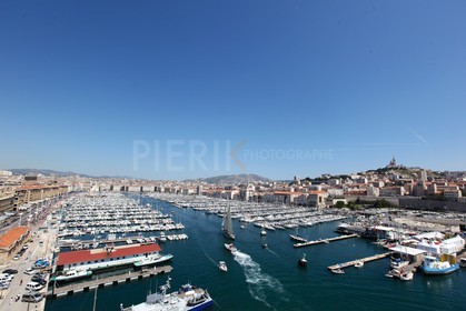 Moonbeam of Fife entre dans le port de Marseille sous voiles.