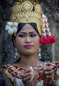 Une femme en costume traditionnel dans le temple de Bayon - A woman in traditional dress in the temple of Bayon