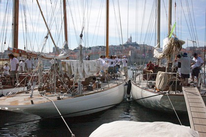 Les bateaux à quai avant le départ en régate