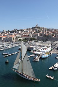 Moonbeam of Fife entre dans le port de Marseille sous voiles.