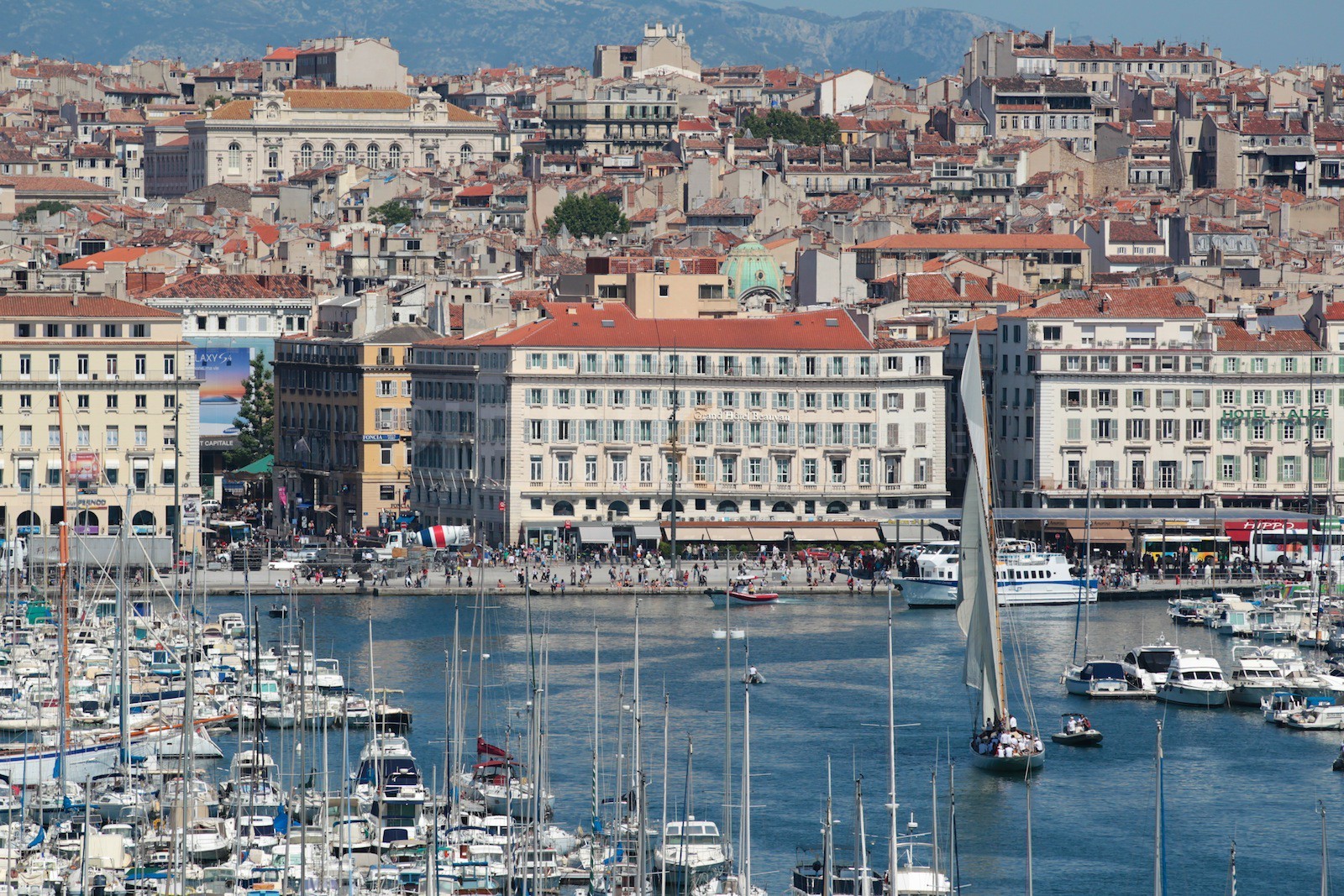 Moonbeam of Fife entre dans le port de Marseille sous voiles.
