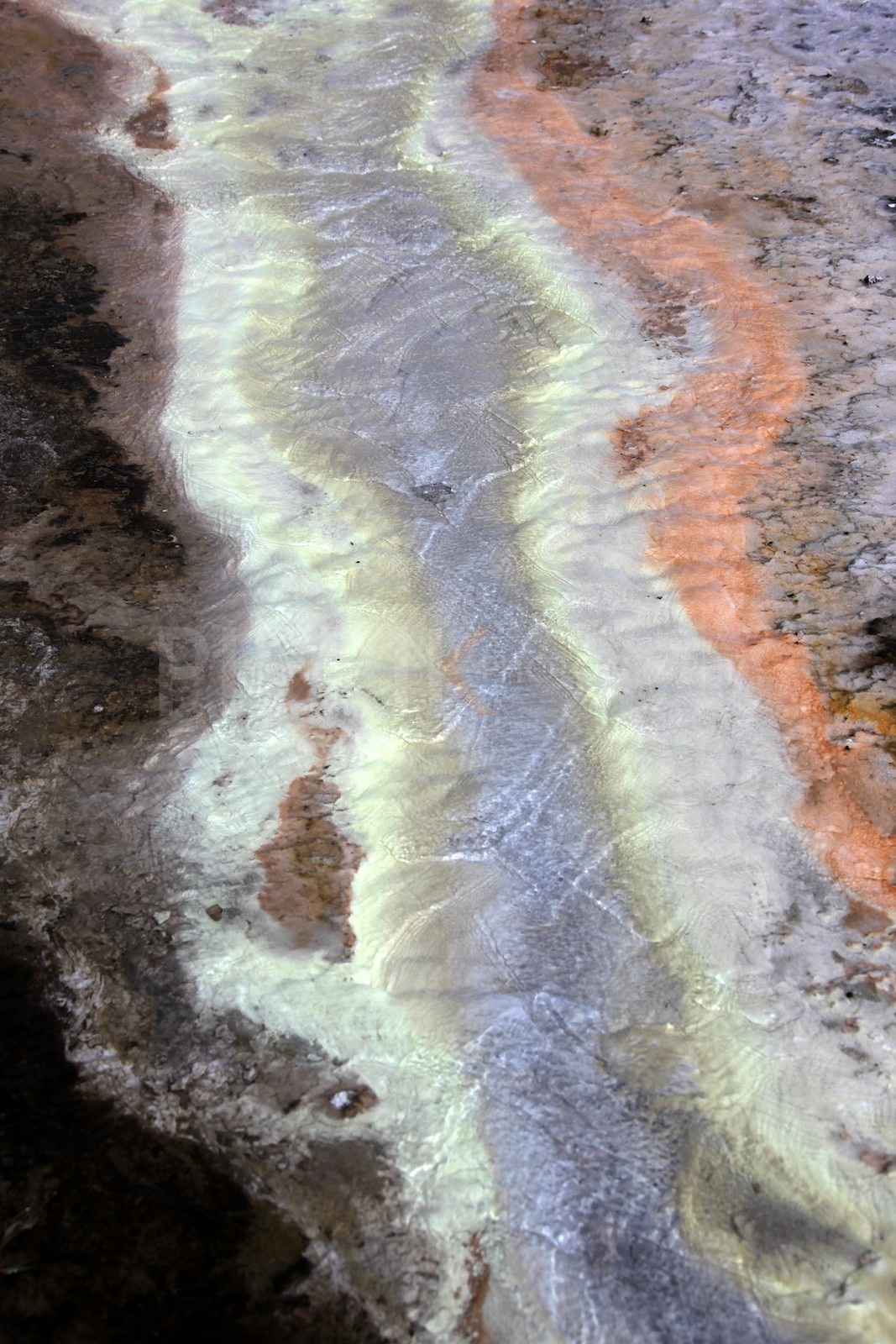 Ecoulement d'eau sulfureuse