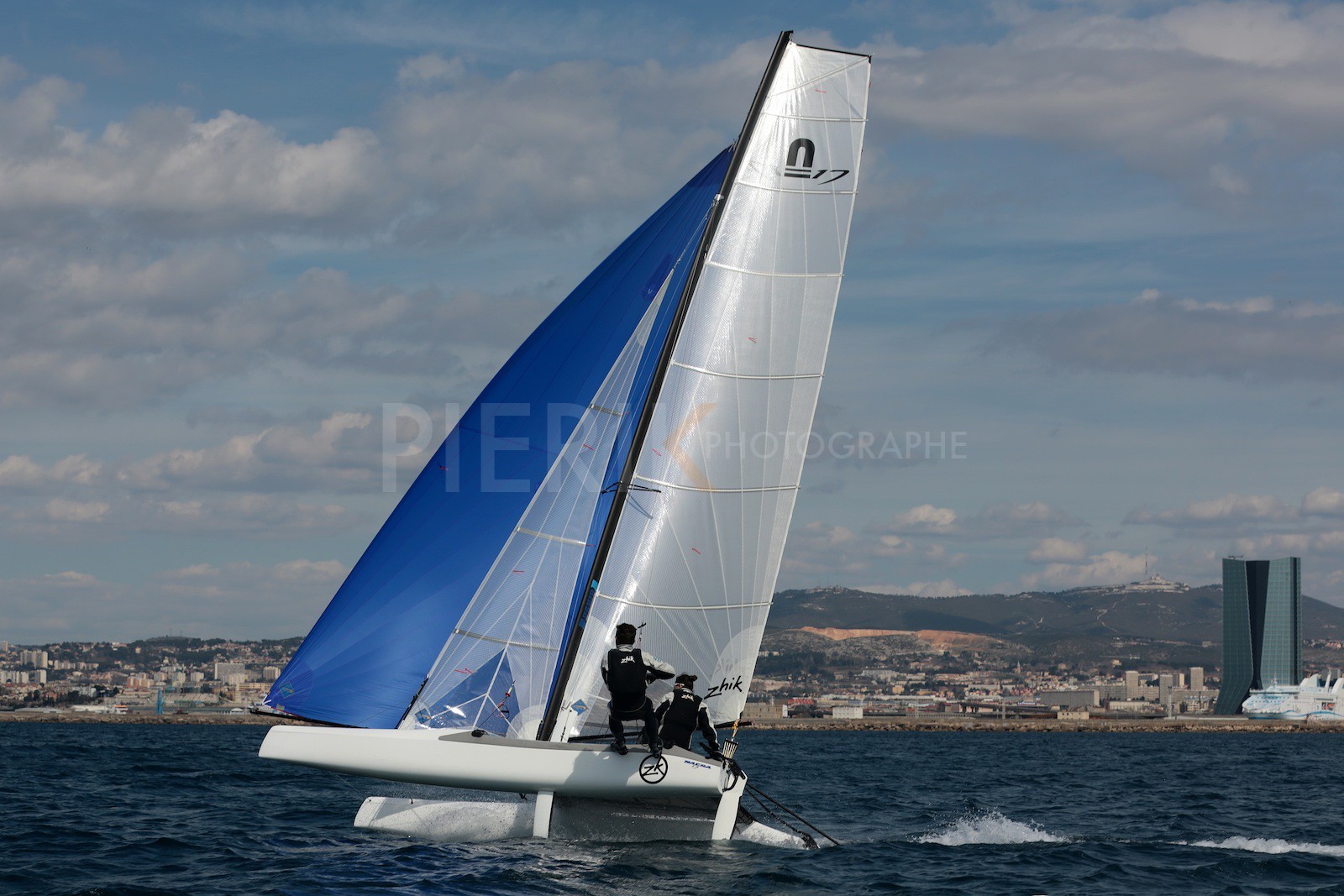 Ingrid Petitjean et Olivier Backes lors du baptême de leur Nacra 17 à la SNM. En route pour les JO de Rio