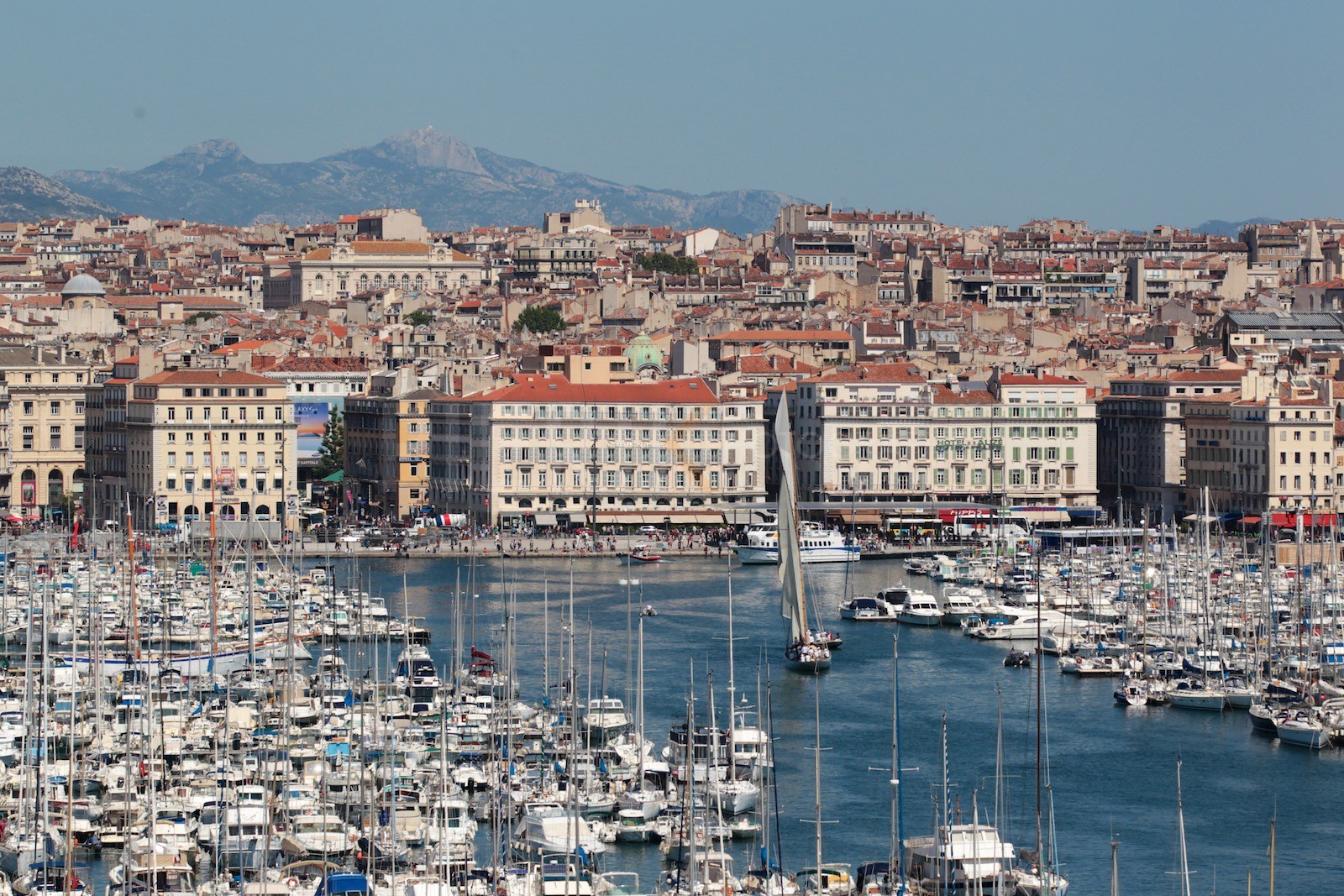 Moonbeam of Fife entre dans le port de Marseille sous voiles.