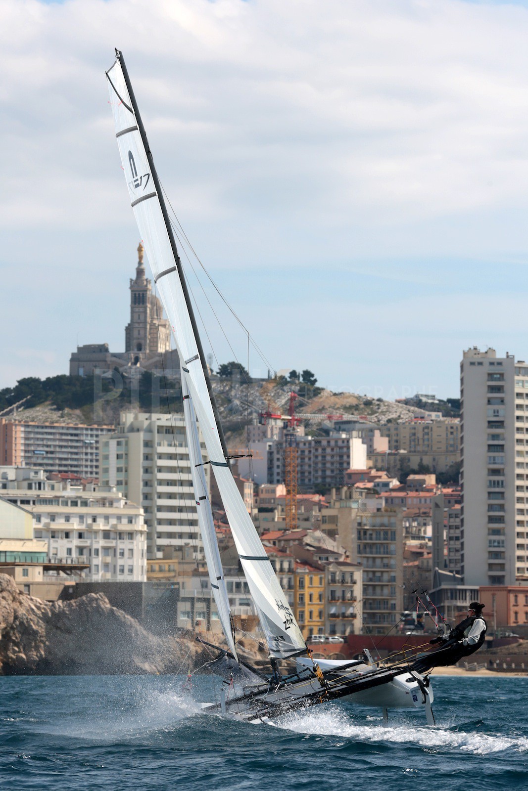Ingrid Petitjean et Olivier Backes lors du baptême de leur Nacra 17 à la SNM. En route pour les JO de Rio