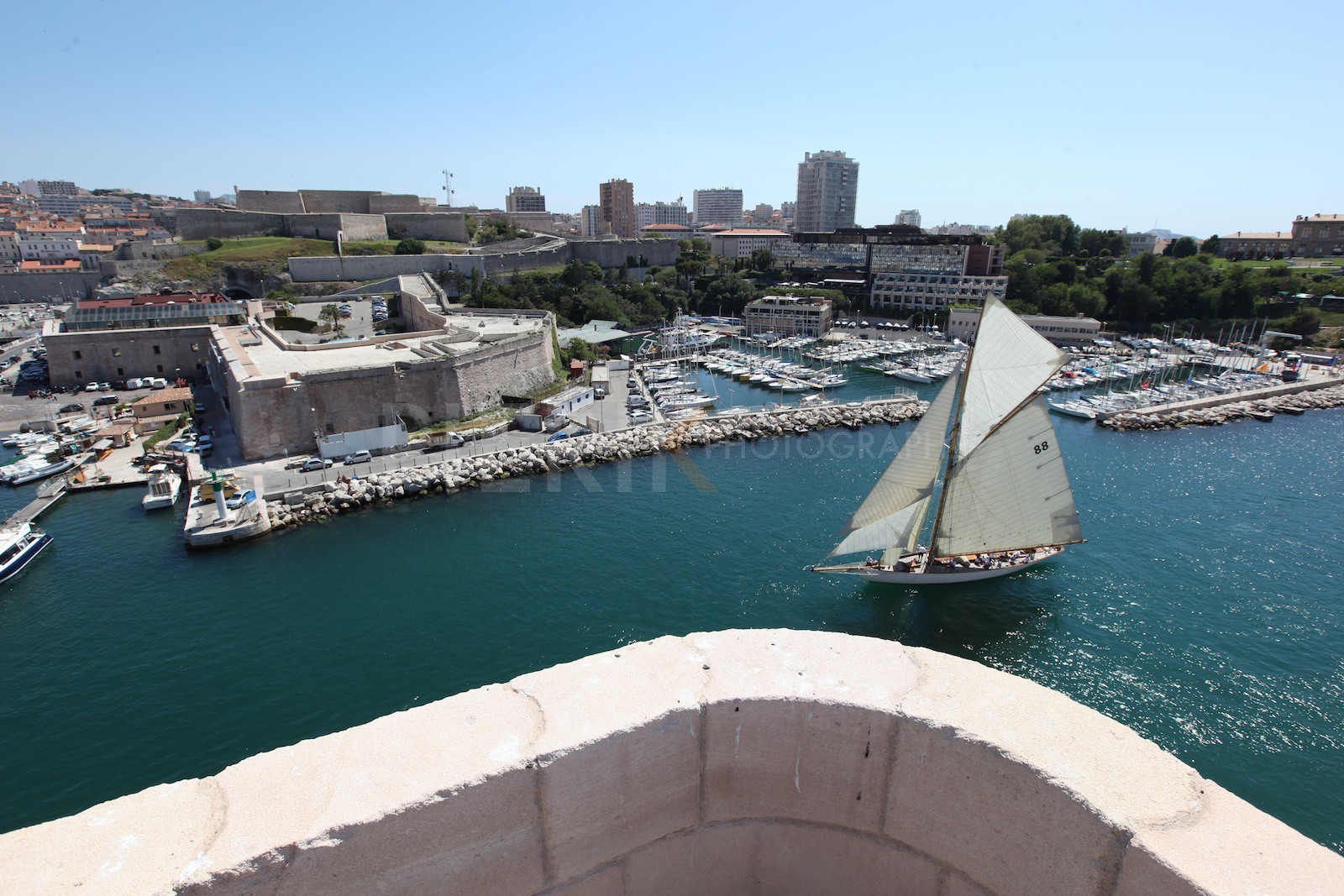 Moonbeam of Fife entre dans le port de Marseille sous voiles.