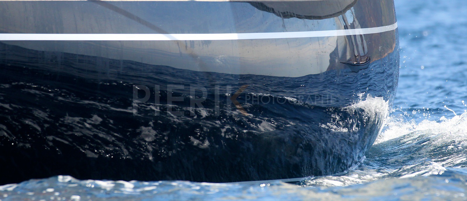 Serena qui se reflète sur la coque de Aigue Blu