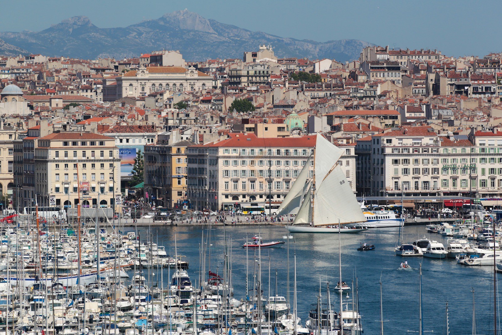 Moonbeam of Fife entre dans le port de Marseille sous voiles.