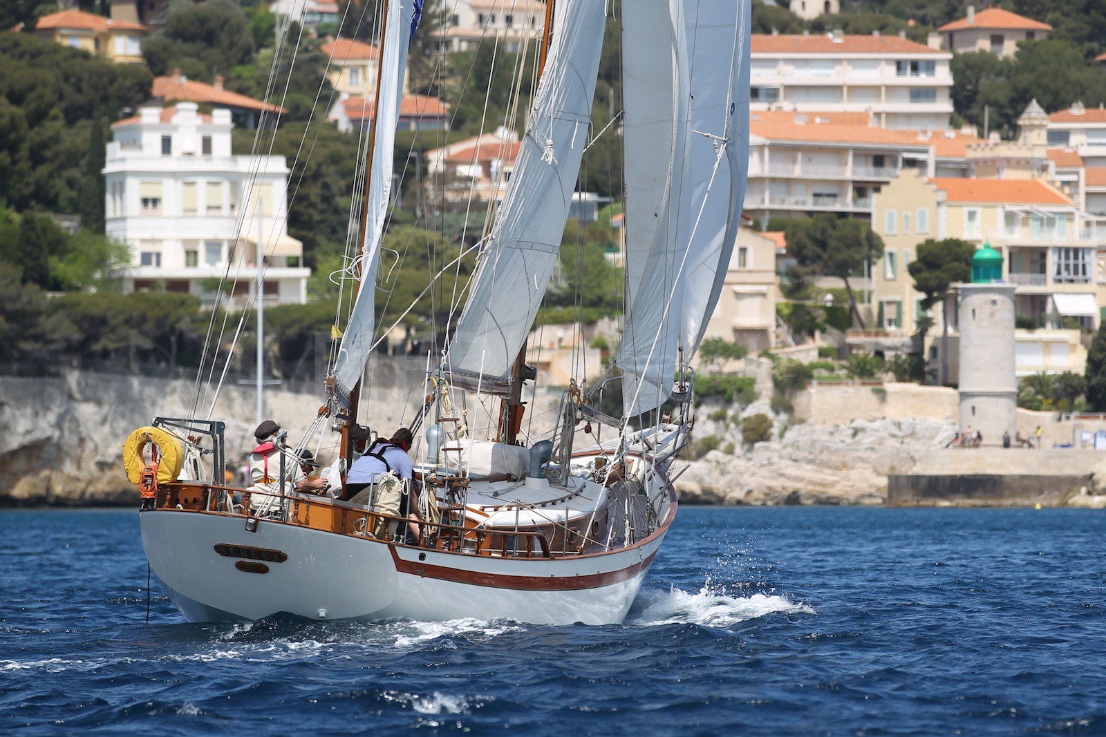 Serena à l'entrée du port de Cassis