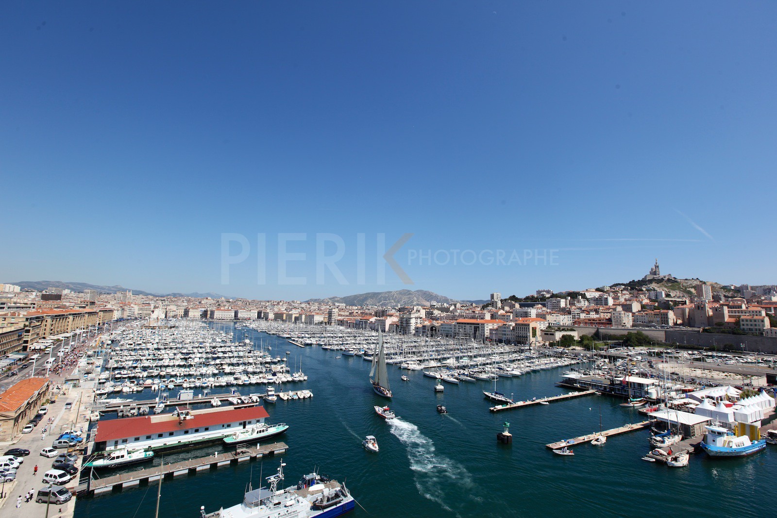 Moonbeam of Fife entre dans le port de Marseille sous voiles.