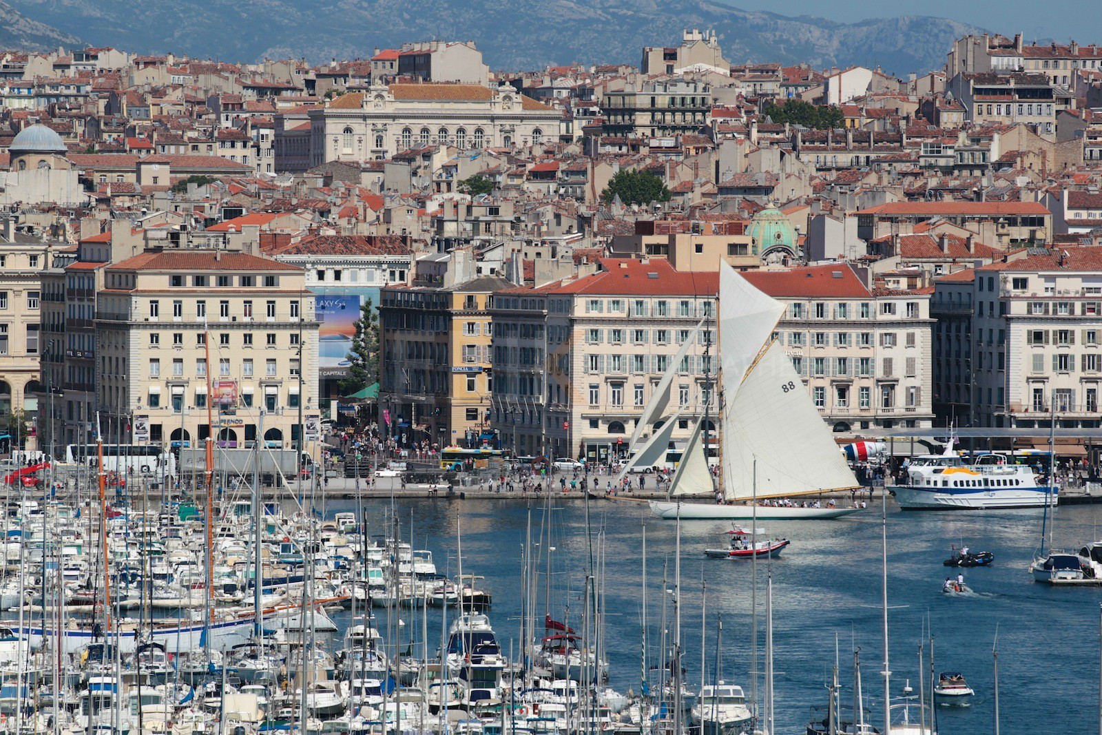Moonbeam of Fife entre dans le port de Marseille sous voiles.