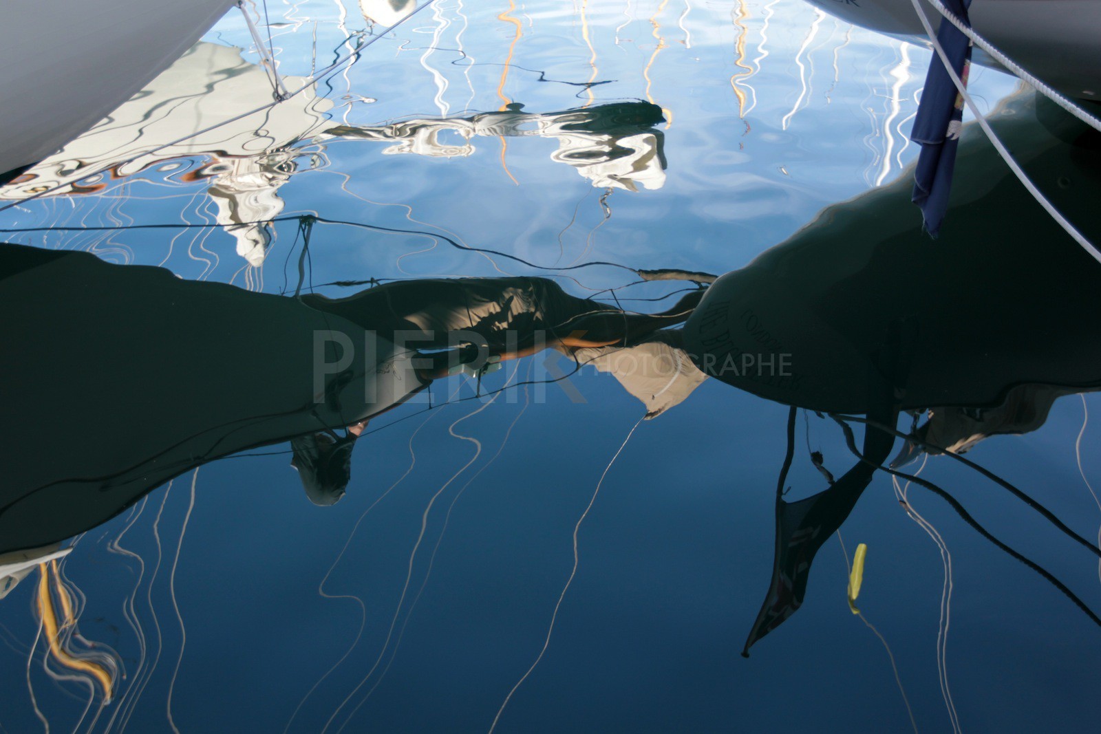 Reflets dans le Vieux-Port de Marseille