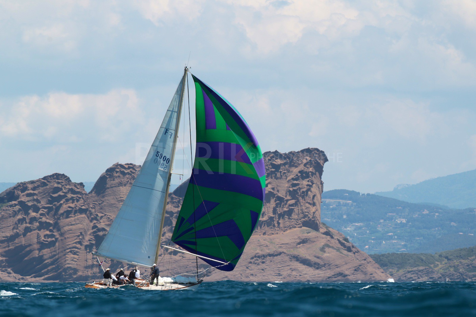 Windrush II devant le bec de l'aigle à La Ciotat