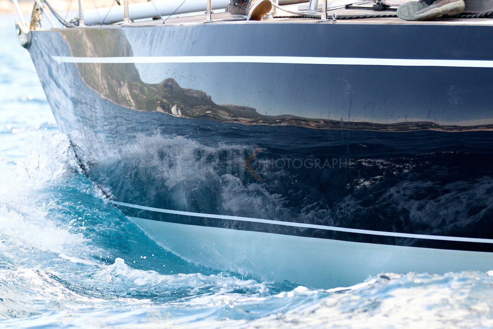 Reflet sur la coque d'Aigue Blu