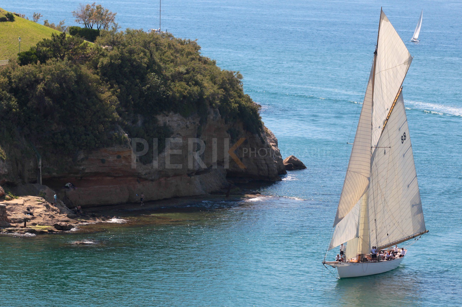Moonbeam of Fife entre dans le vieux port de Marseille sous voiles