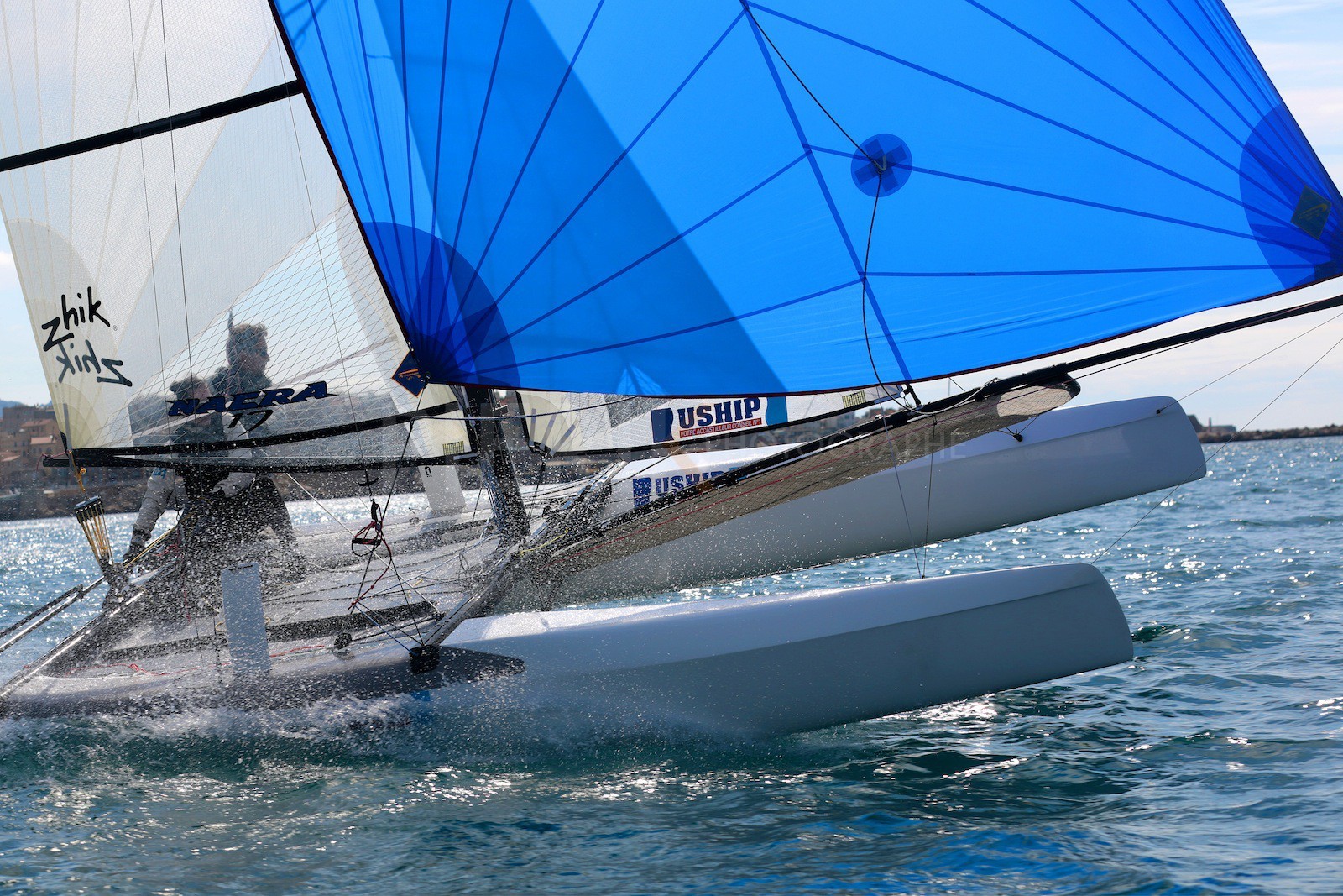 Ingrid Petitjean et Olivier Backes lors du baptême de leur Nacra 17 à la SNM. En route pour les JO de Rio