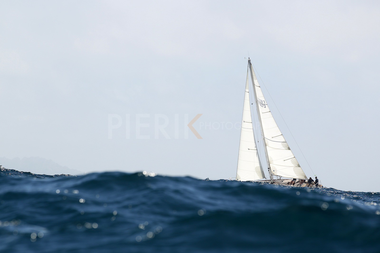 Aigue Blu cachée par la houle