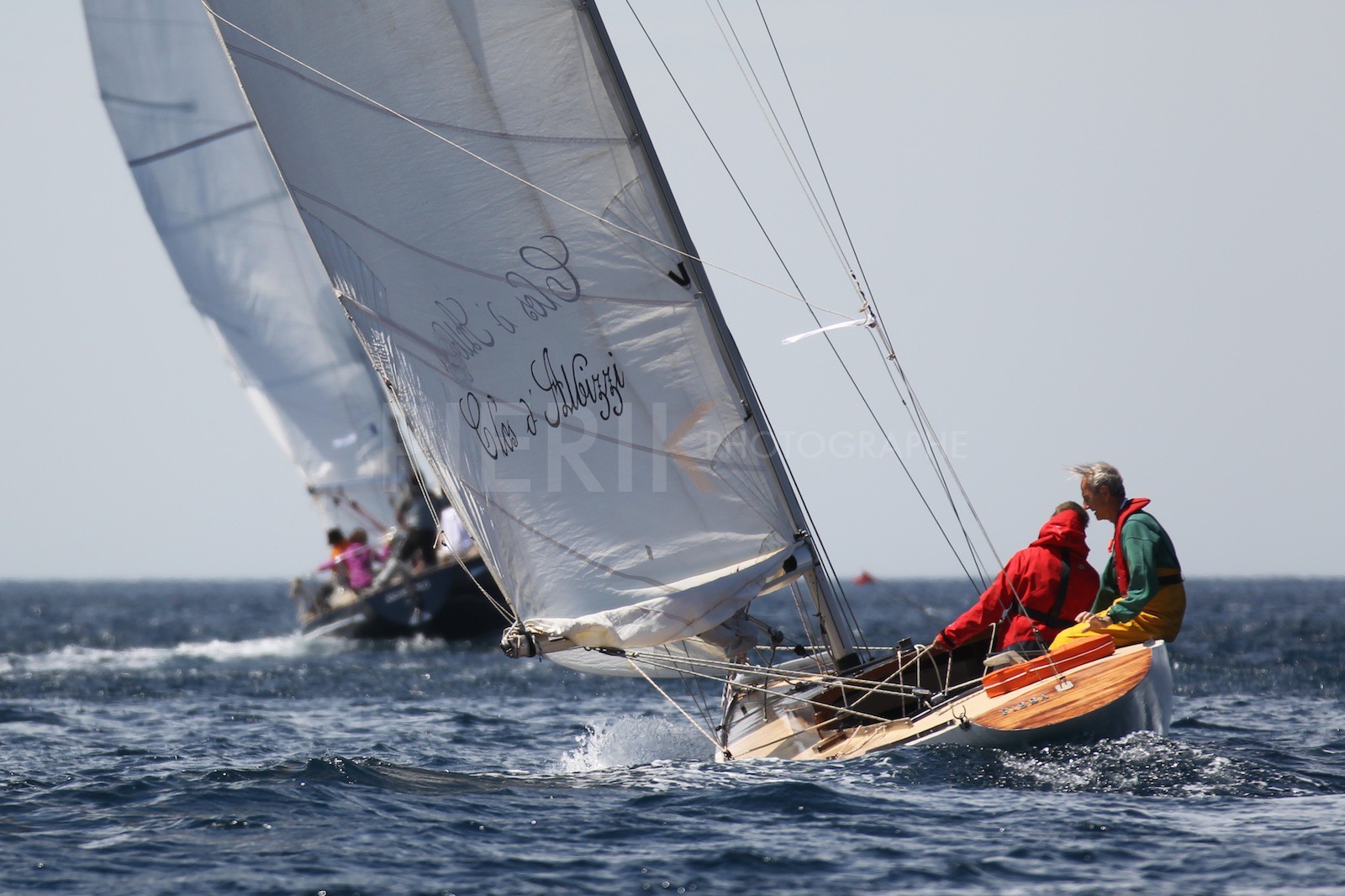 Fissa juste derrière Aigue Blu