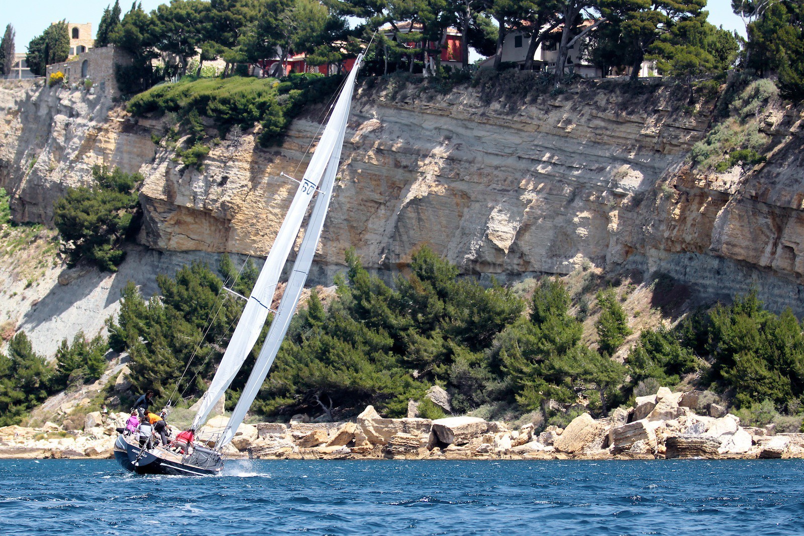 Aigue Blu sous la falaise
